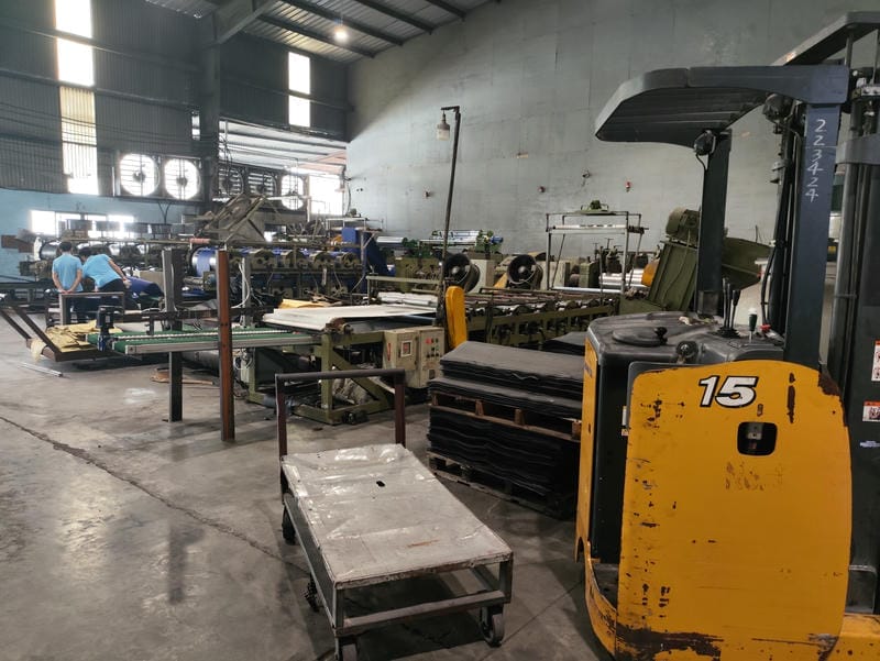 Mua trực tiếp từ nhà máy giúp kiểm soát nguyên liệu, độ ổn định màu, sai