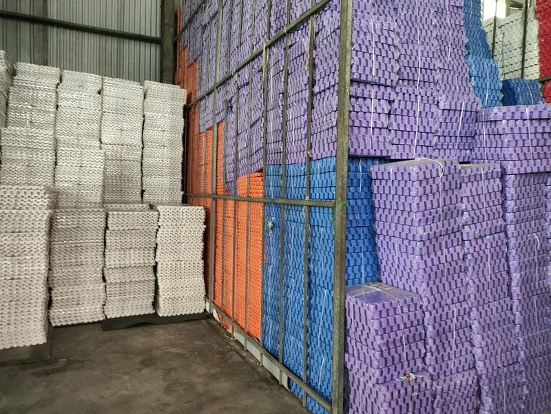 Bước đầu là tháo rời từng tấm, hút bụi và kiểm tra mép nối, vết lõm