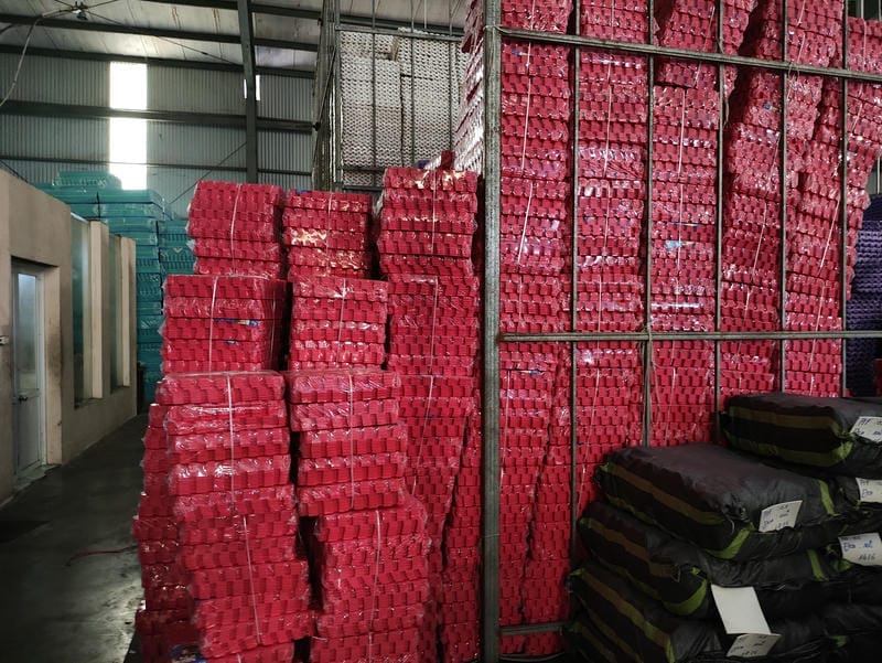 Nên dùng nước ấm dưới 40°C, khăn mềm, bàn chải lông mịn và dung dịch pH