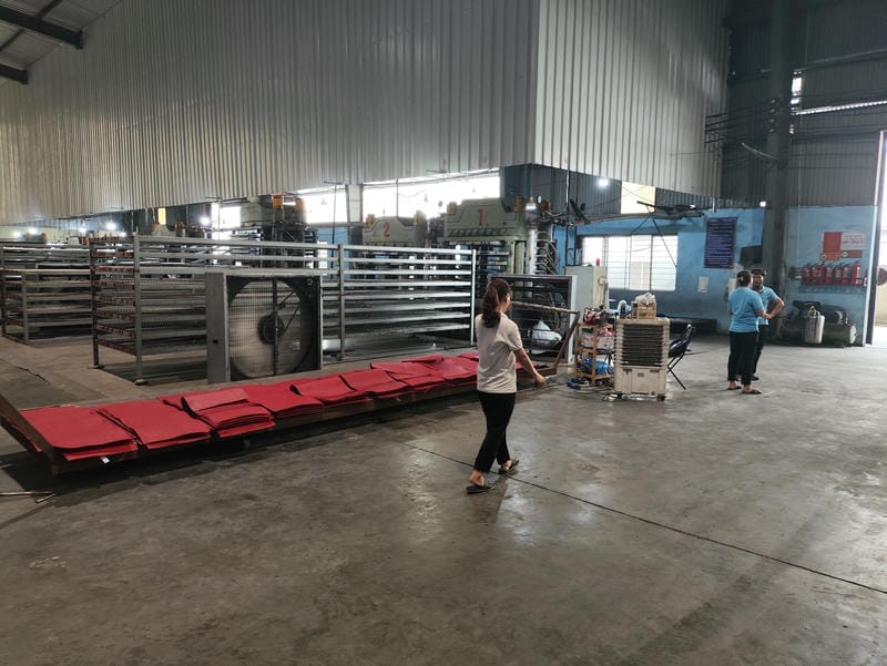 Ba thông số quan trọng gồm độ cứng Shore A, độ dày và tỷ trọng, vì