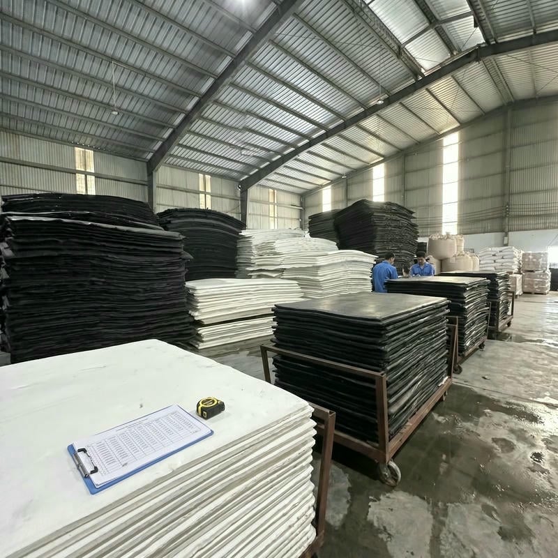 Cần xác nhận độ cứng, màu, độ dày, dung sai cắt và mẫu thử thực tế
