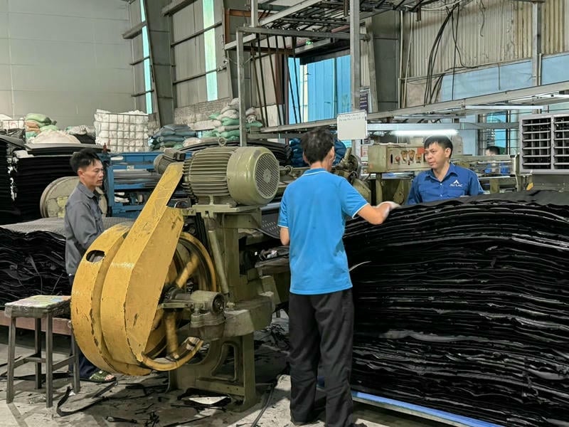 Vật liệu này phù hợp cho bao bì chống sốc, giày dép, điện tử, ô tô