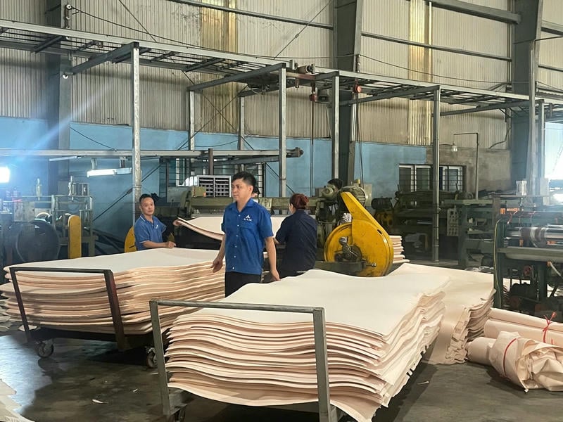 Quy trình thường gồm chọn hạt EVA, tạo tấm, cắt định hình, ép nhiệt hoặc đúc