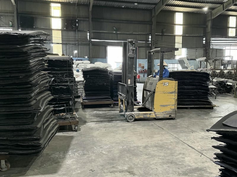 EVA mềm thường nằm trong dải Shore A thấp đến trung bình, phù hợp lót êm